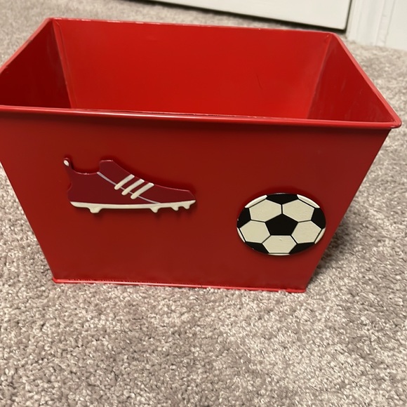 Demdaco red metal bin with 6 magnets(basketball, soccer ball/shoe, net, 2 stars) - Picture 3 of 8